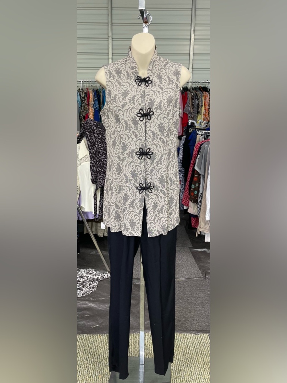 Vintage Sleeveless Floral Jacquard Tunic wBlack Pants - Elegant neutral Set